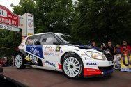 Rallye Český Krumlov: Roman Kresta s Petrem Grossem sjíždějí ze startovní rampy